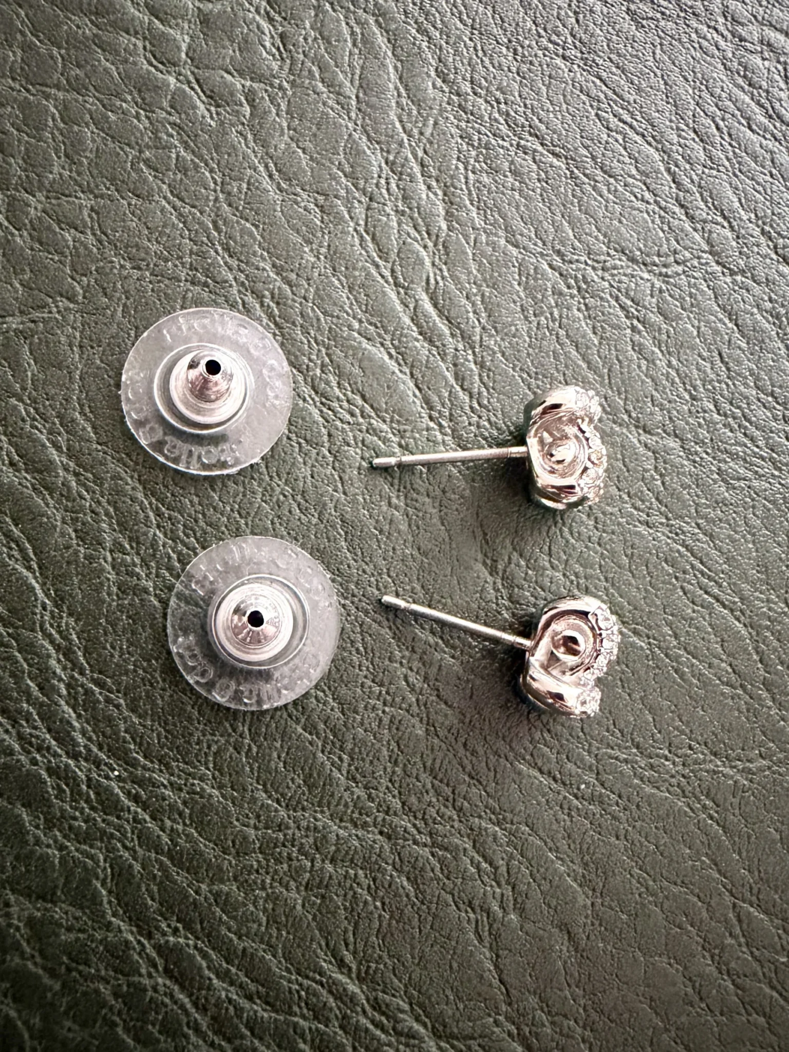 Image for Boucles d’oreilles clous noeud pavé STELLA AND DOT
