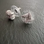 Thumbnail for Boucles d’oreilles clous noeud pavé STELLA AND DOT