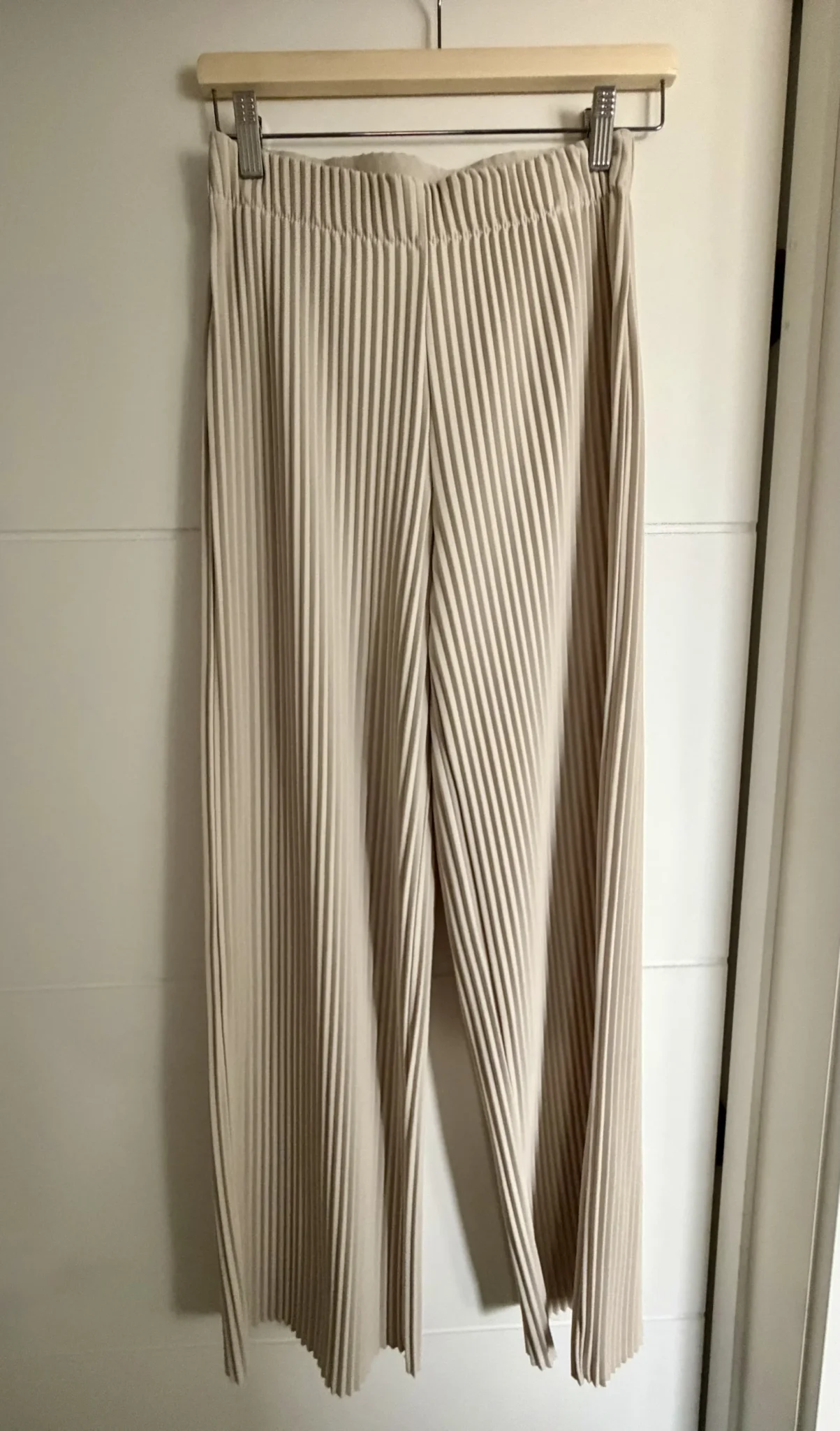 Image for Flowing trousers with an elasticated waistband