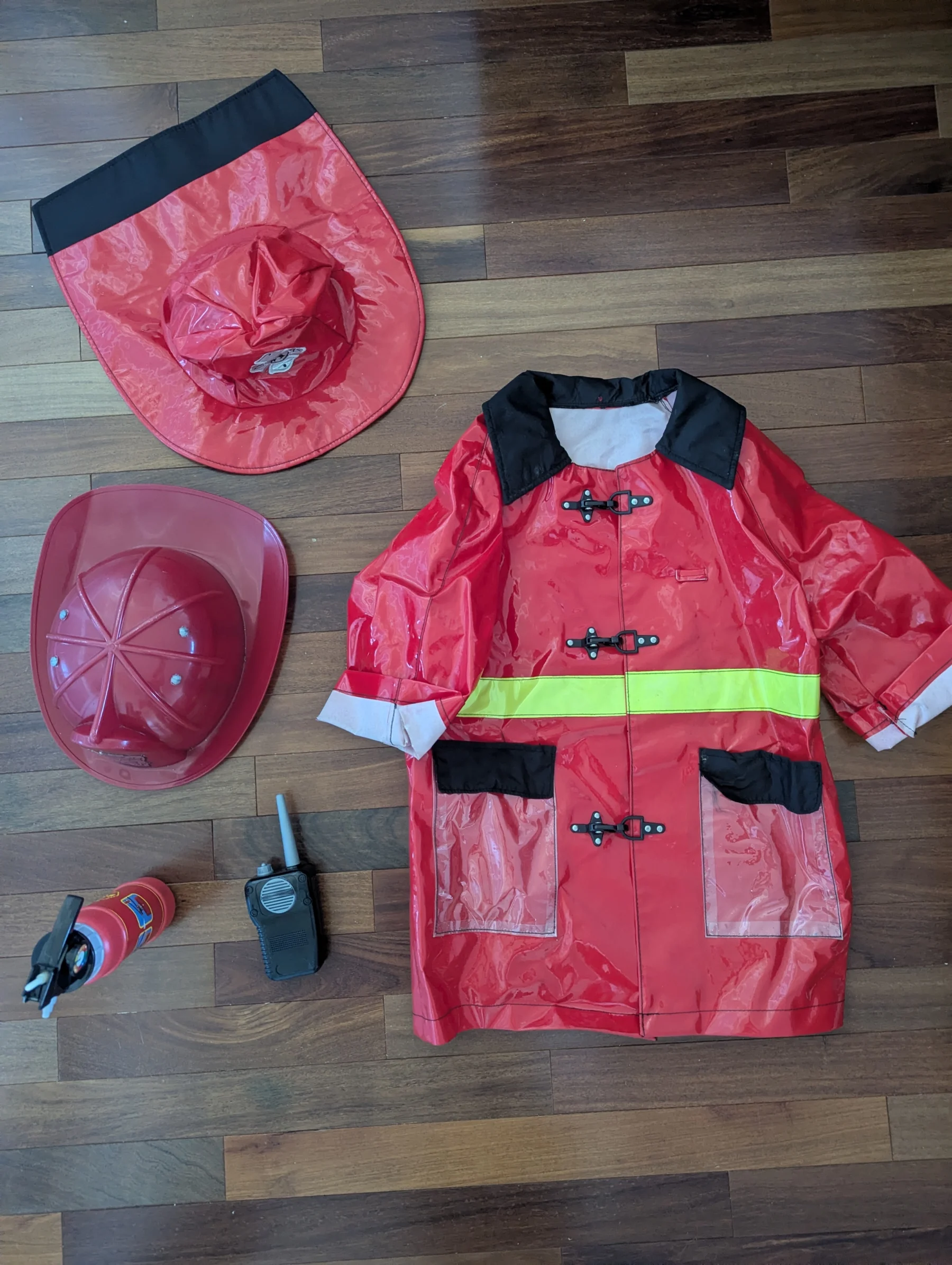 Children’s firefighter costume, size 3–4T *Other seconde main
