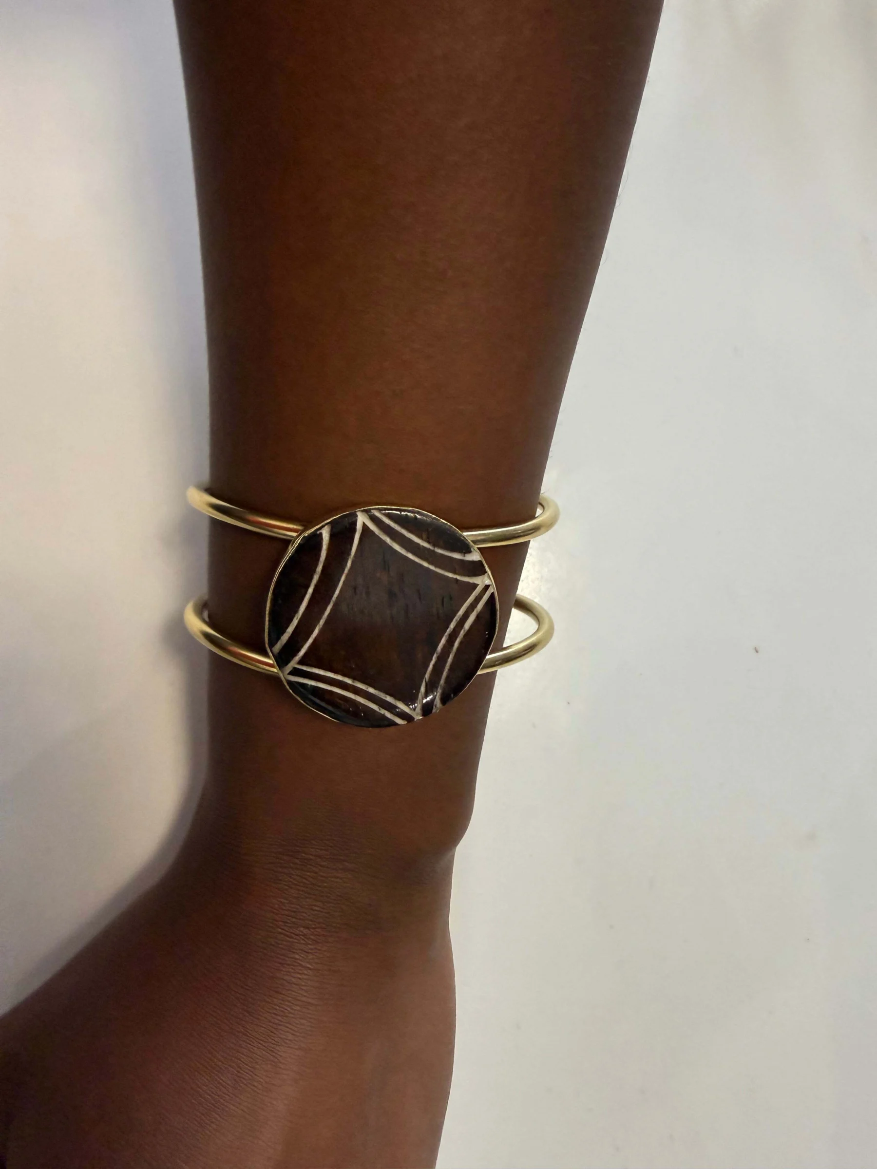 Gold Bangle with Round Cabochon and Geometric Design *Other seconde main