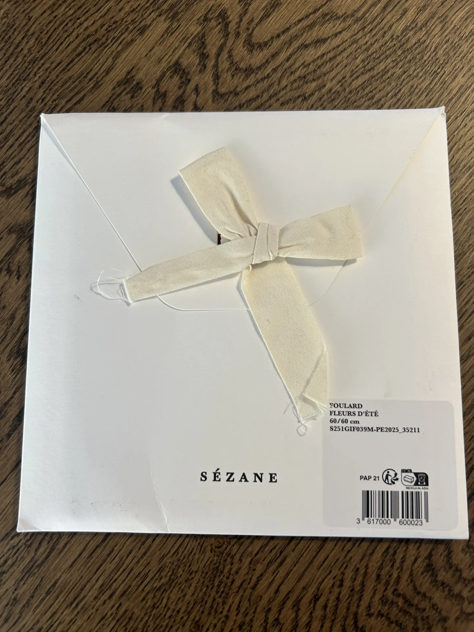 Image for Joli foulard fleuri - Sézane