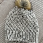 Thumbnail for Tuque crochetée faite à la main