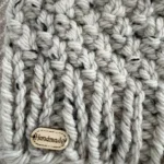 Thumbnail for Tuque crochetée faite à la main