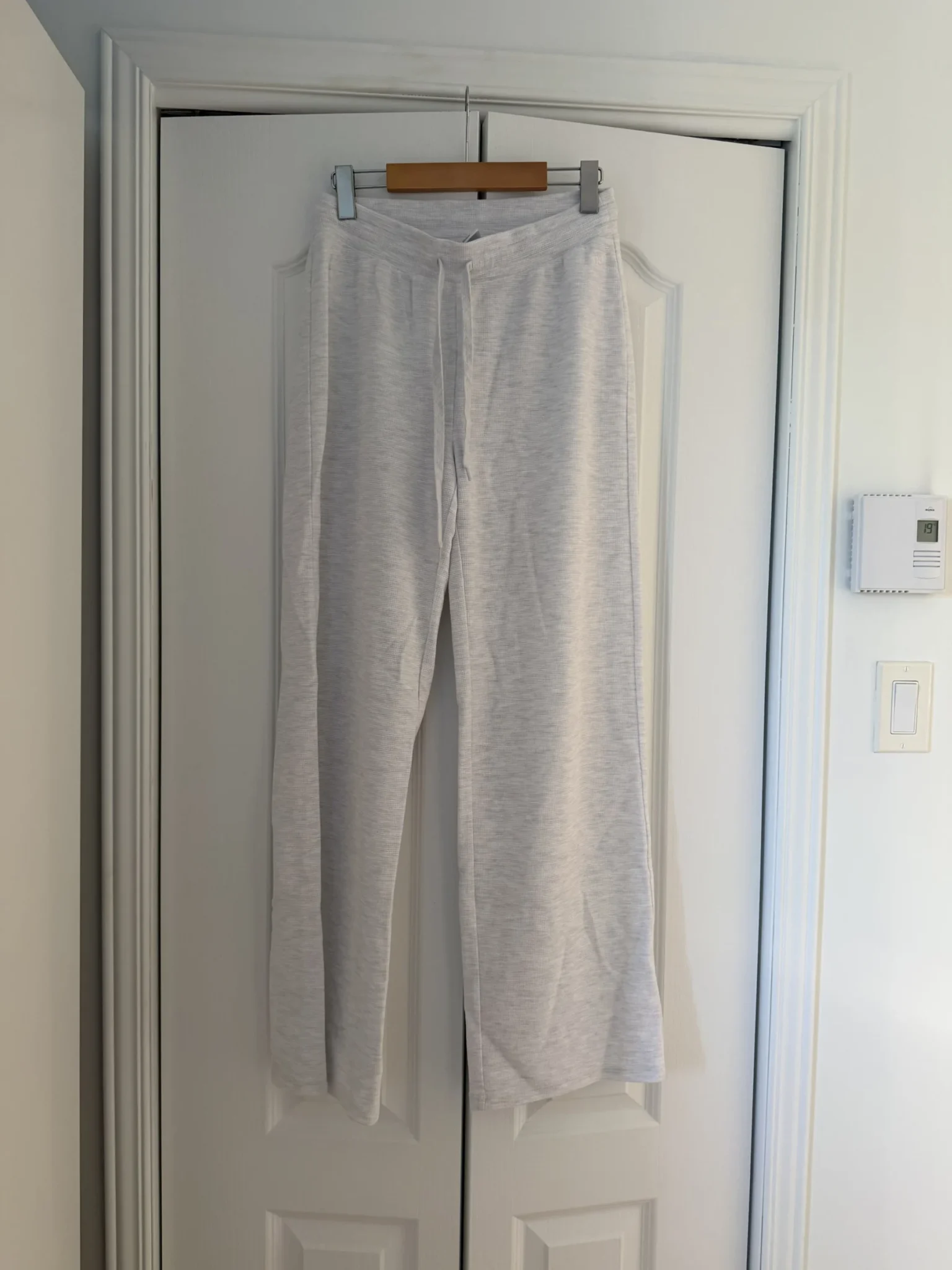 Featured image for Aritzia women’s trousers, medium