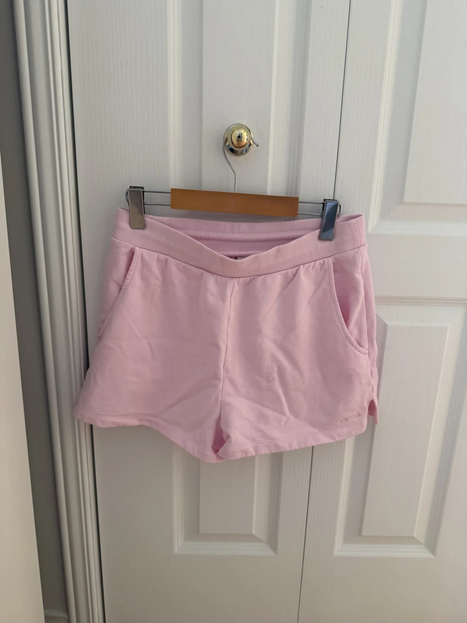 Featured image for Aritzia ‘Medium Villa Pink’ shorts