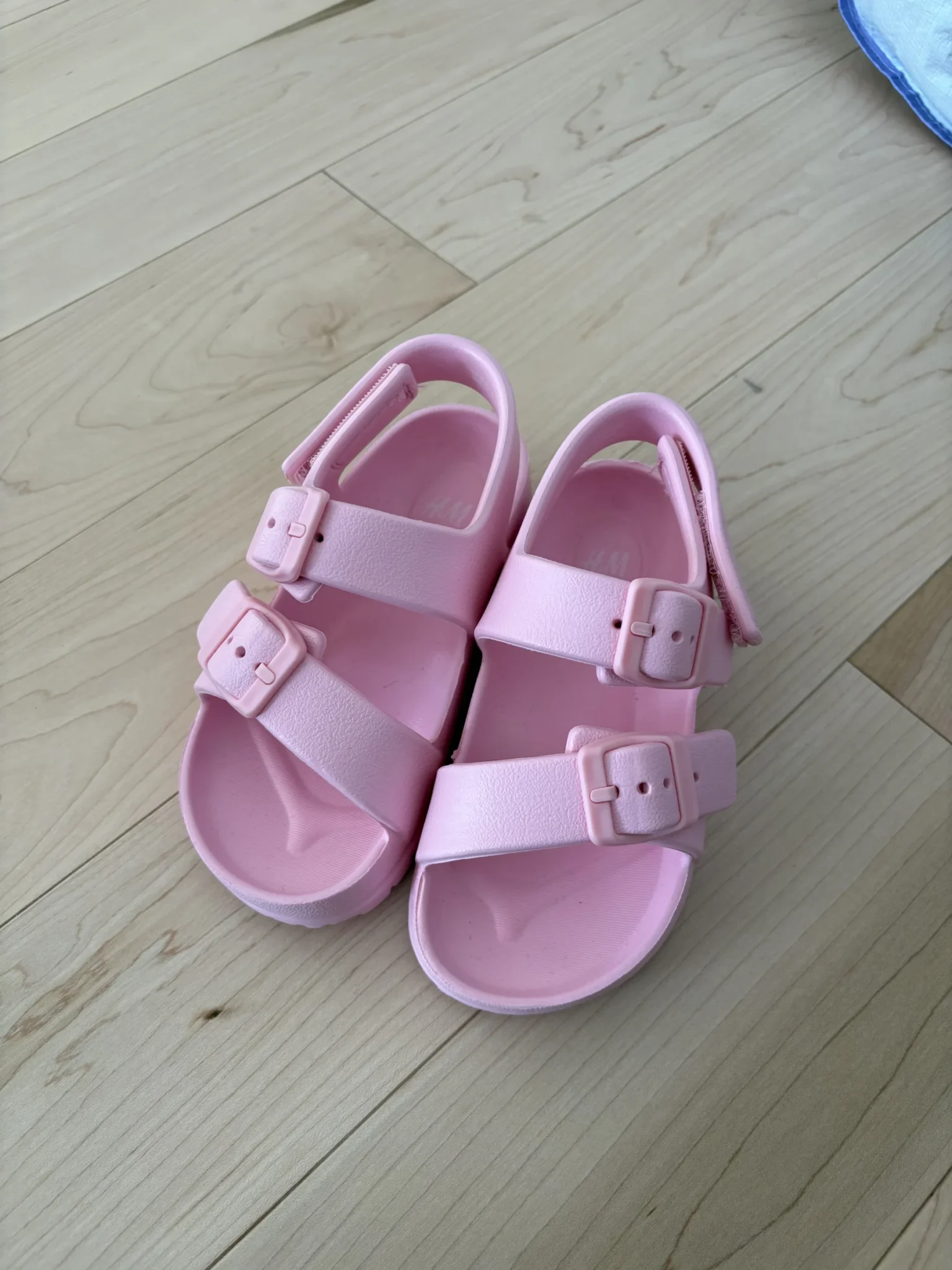 Featured image for Brand-new pink H&M sandals