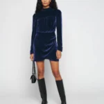 Featured thumbnail for Robe Reformation en velours bleu marine taille 2