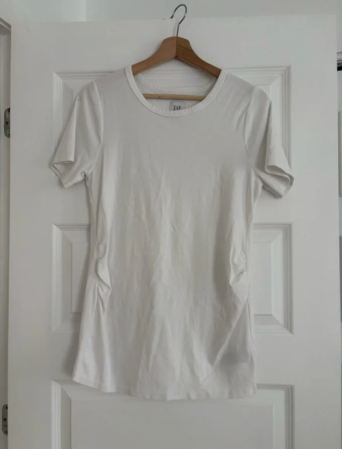Featured image for GAP white short-sleeved maternity top