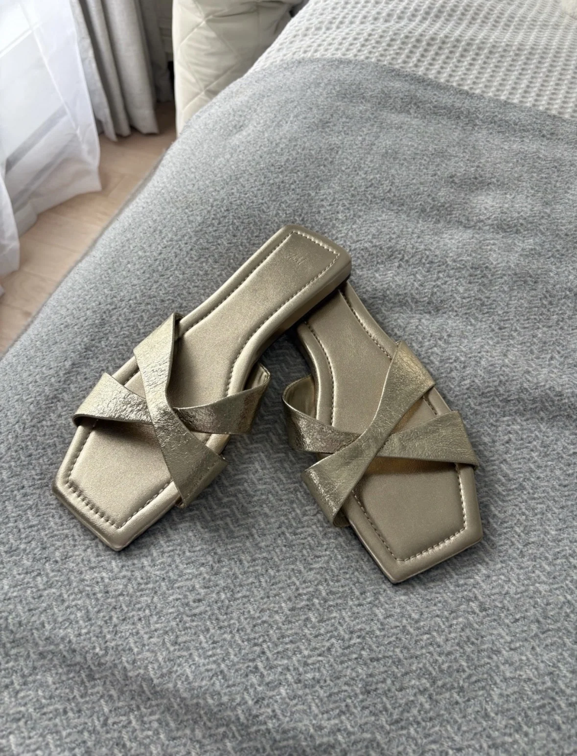 Brand-new gold H&M sandals HM seconde main