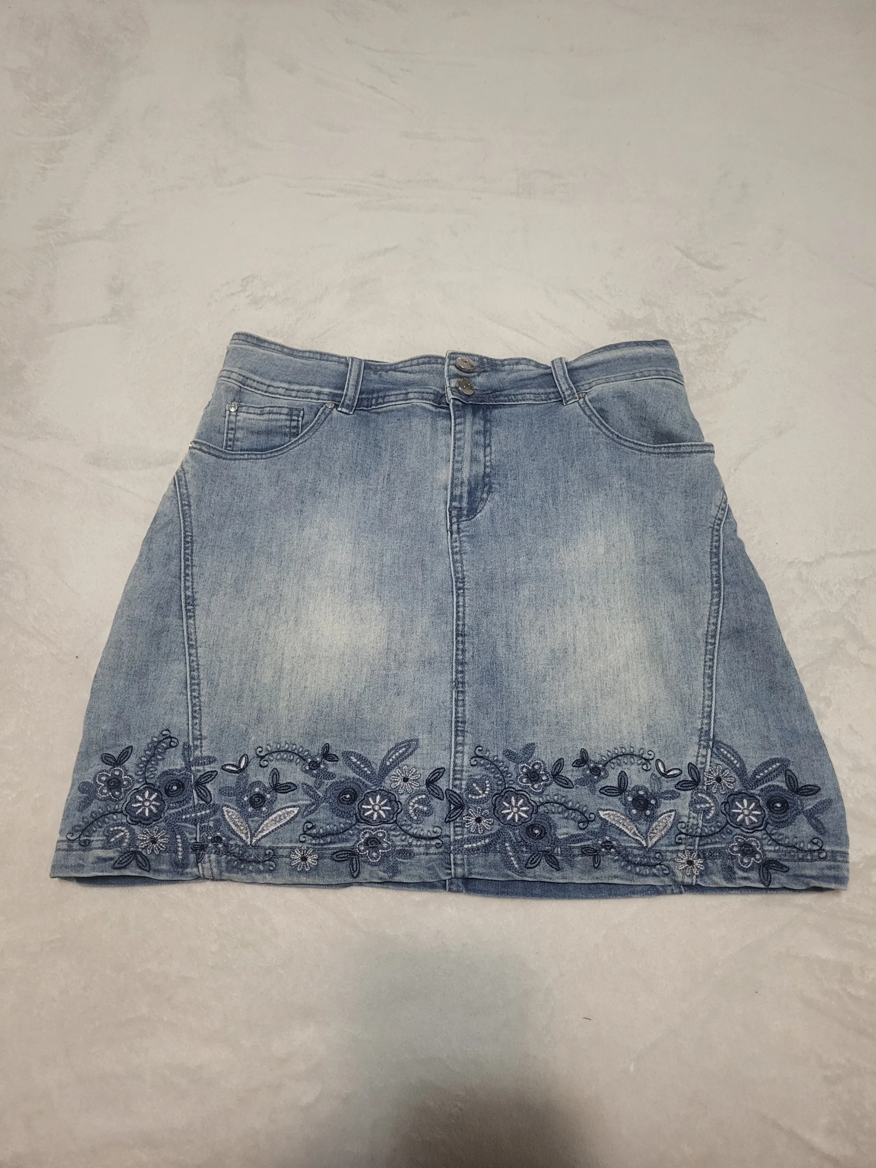 Embroidered denim mini skirt at BSF Boutiques San Francisco T7 / Floral Denim Skirt And Other Stories seconde main