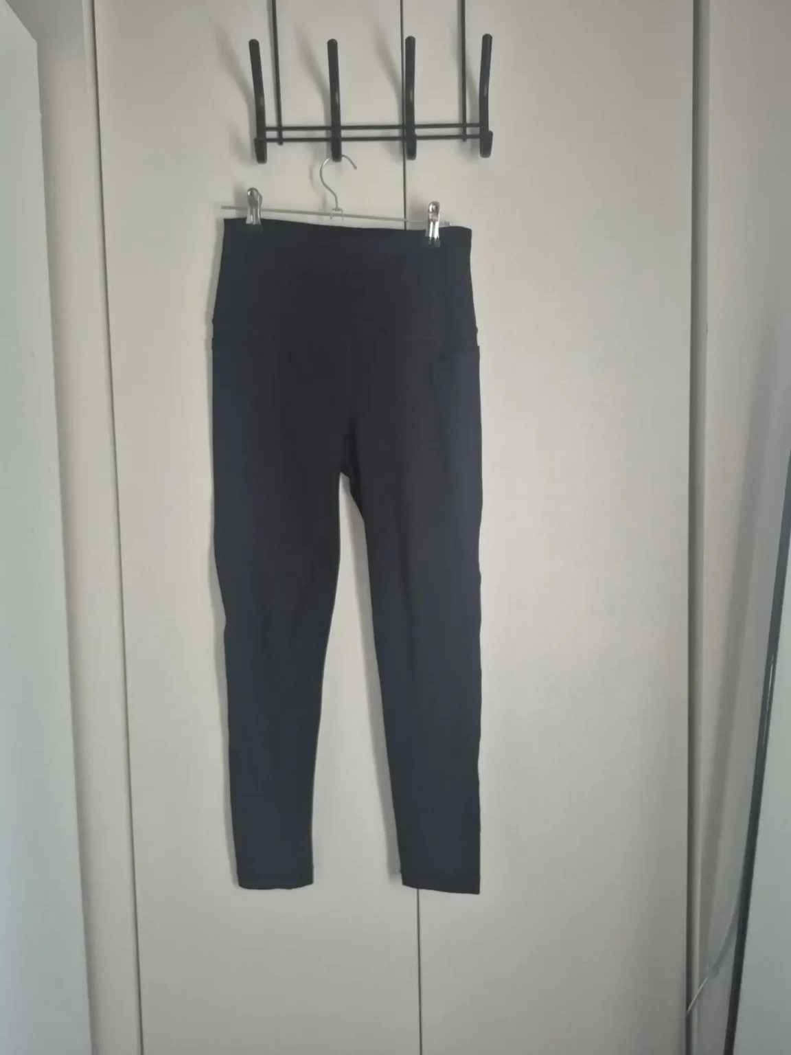Featured image for Athletic Works High-Waisted Leggings, Size Small