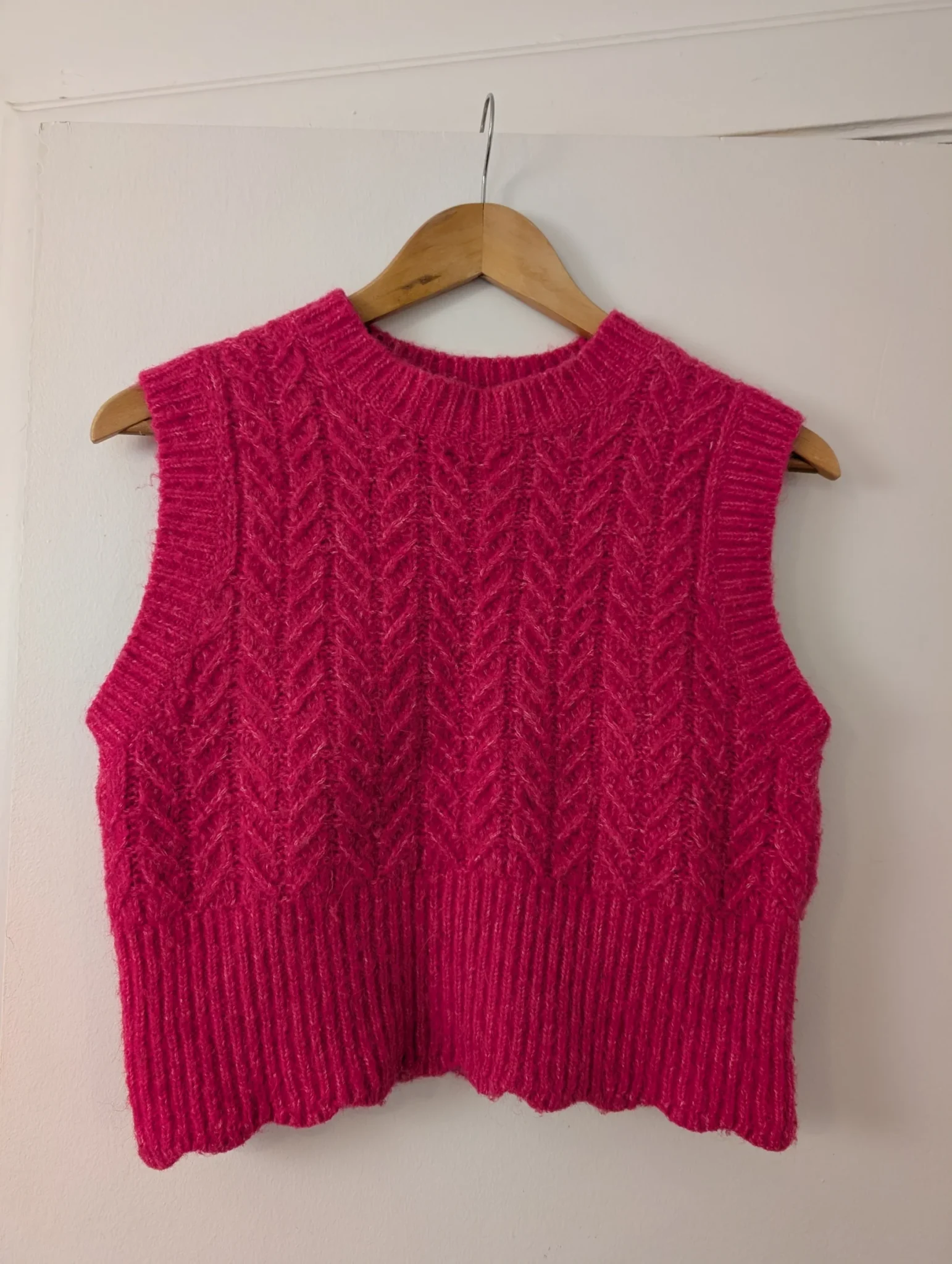 Featured image for Gilet sans manche en mailles à torsades