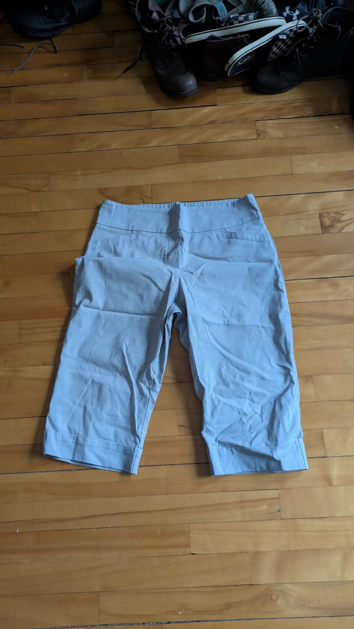 Featured image for Pantalons 3/4 gris pâle