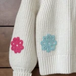 Thumbnail for Chandail Rails avec appliqués fleuris en crochet