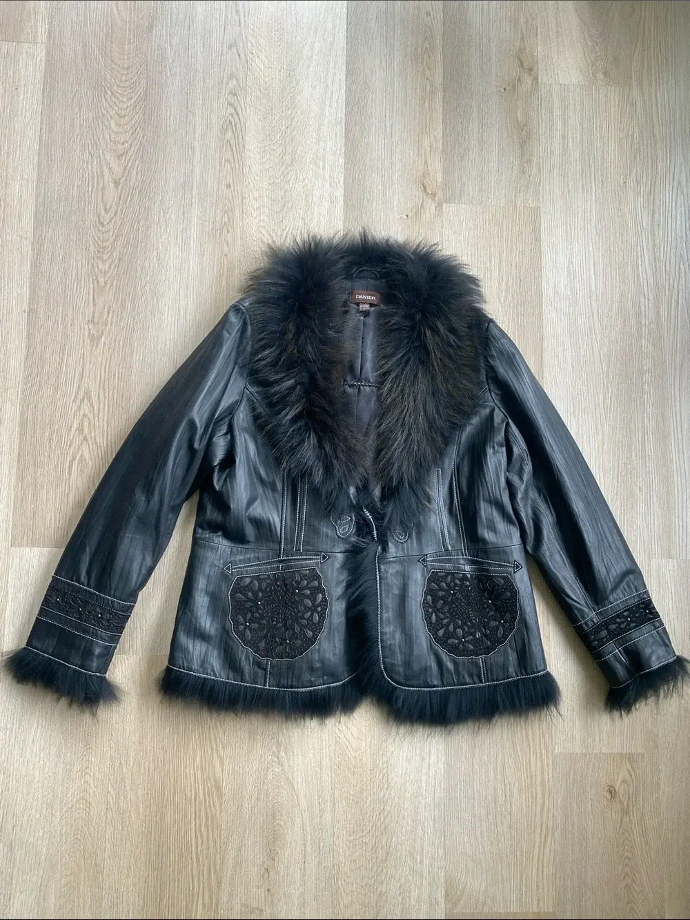 Danier Genuine Leather Raccoon Fur Trim Embellished Jacket Black 2XL Danier seconde main