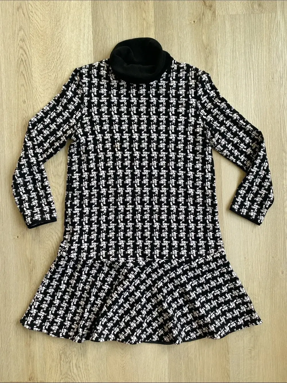Marc Cain Black White Knit Turtleneck Dress Flounce Hem *Other seconde main