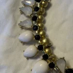 Thumbnail for Collier plastron doré et blanc signé ARTIZAN - Excellent état