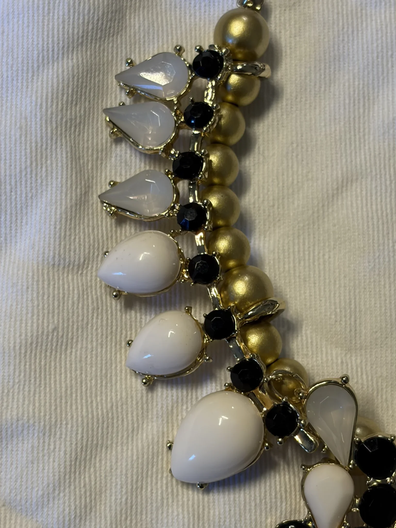 Image for Collier plastron doré et blanc signé ARTIZAN - Excellent état