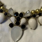Thumbnail for Collier plastron doré et blanc signé ARTIZAN - Excellent état