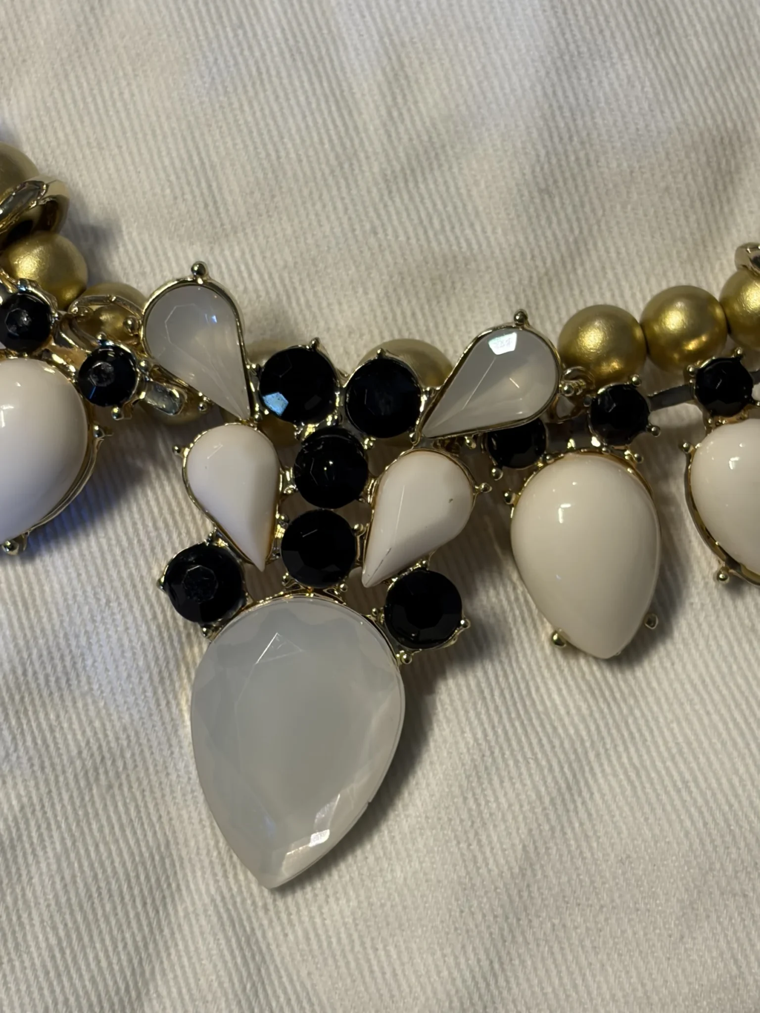 Image for Collier plastron doré et blanc signé ARTIZAN - Excellent état