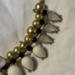 Thumbnail for Collier plastron doré et blanc signé ARTIZAN - Excellent état