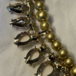 Thumbnail for Collier plastron doré et blanc signé ARTIZAN - Excellent état