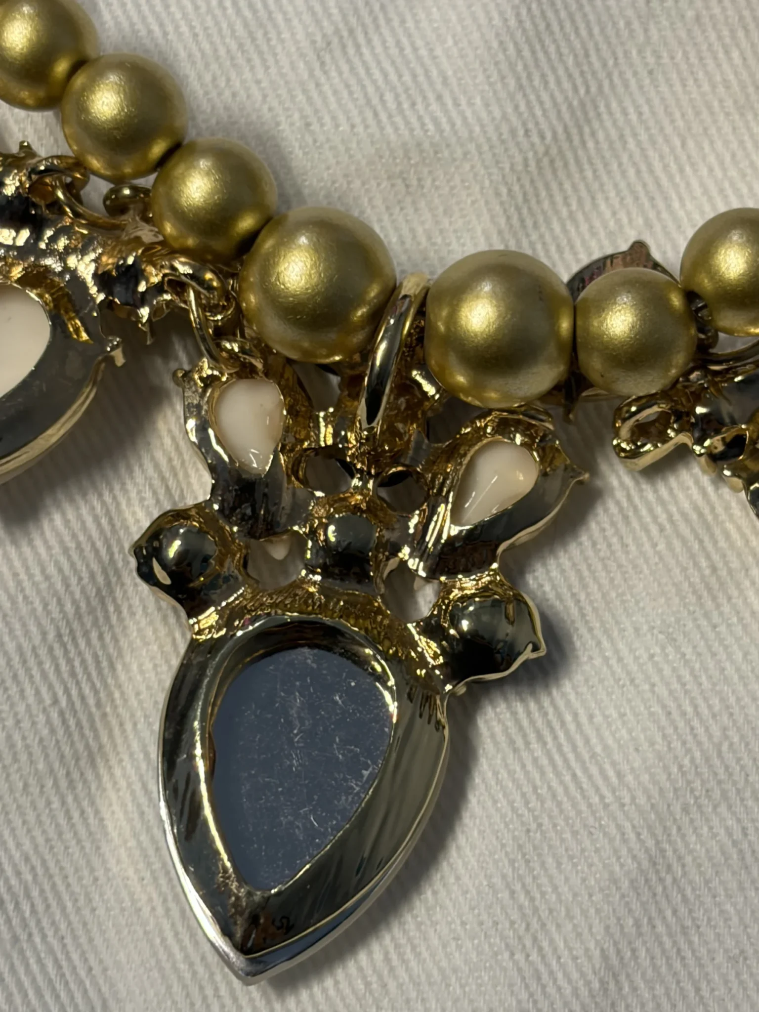 Image for Collier plastron doré et blanc signé ARTIZAN - Excellent état