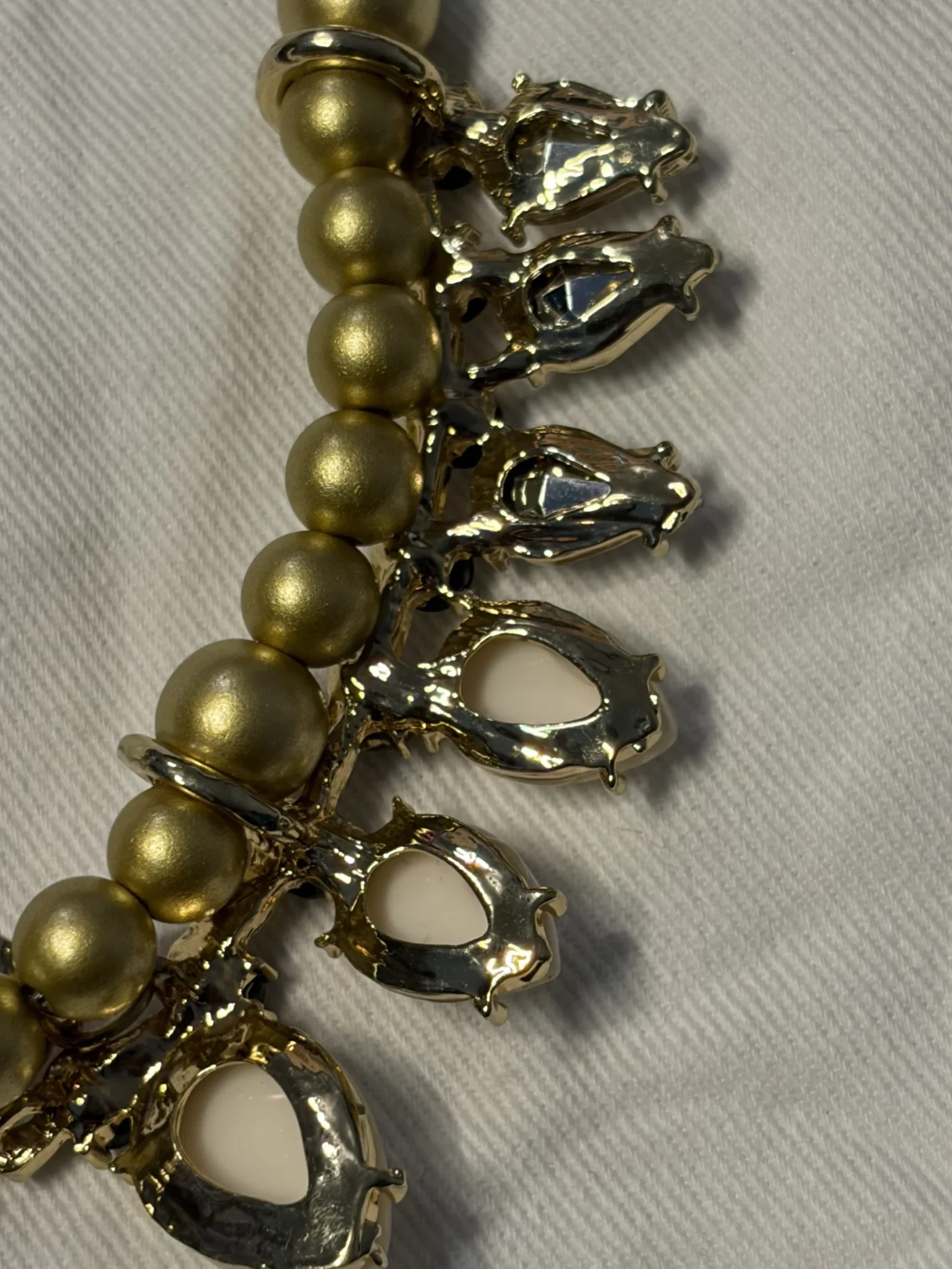 Image for Collier plastron doré et blanc signé ARTIZAN - Excellent état