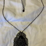 Featured thumbnail for Magnifique collier vintage Liz Claiborne - Médaillon filigrane noir