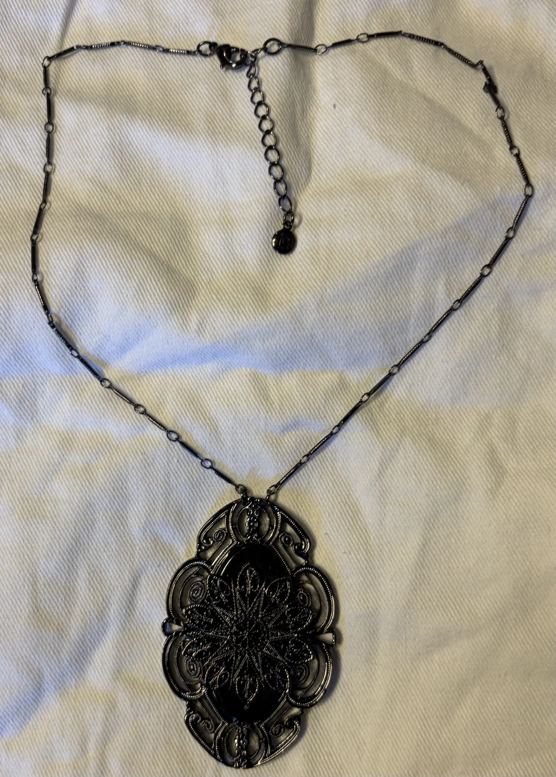 Stunning vintage Liz Claiborne necklace – black filigree locket *Other seconde main