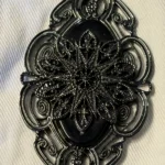Thumbnail for Magnifique collier vintage Liz Claiborne - Médaillon filigrane noir