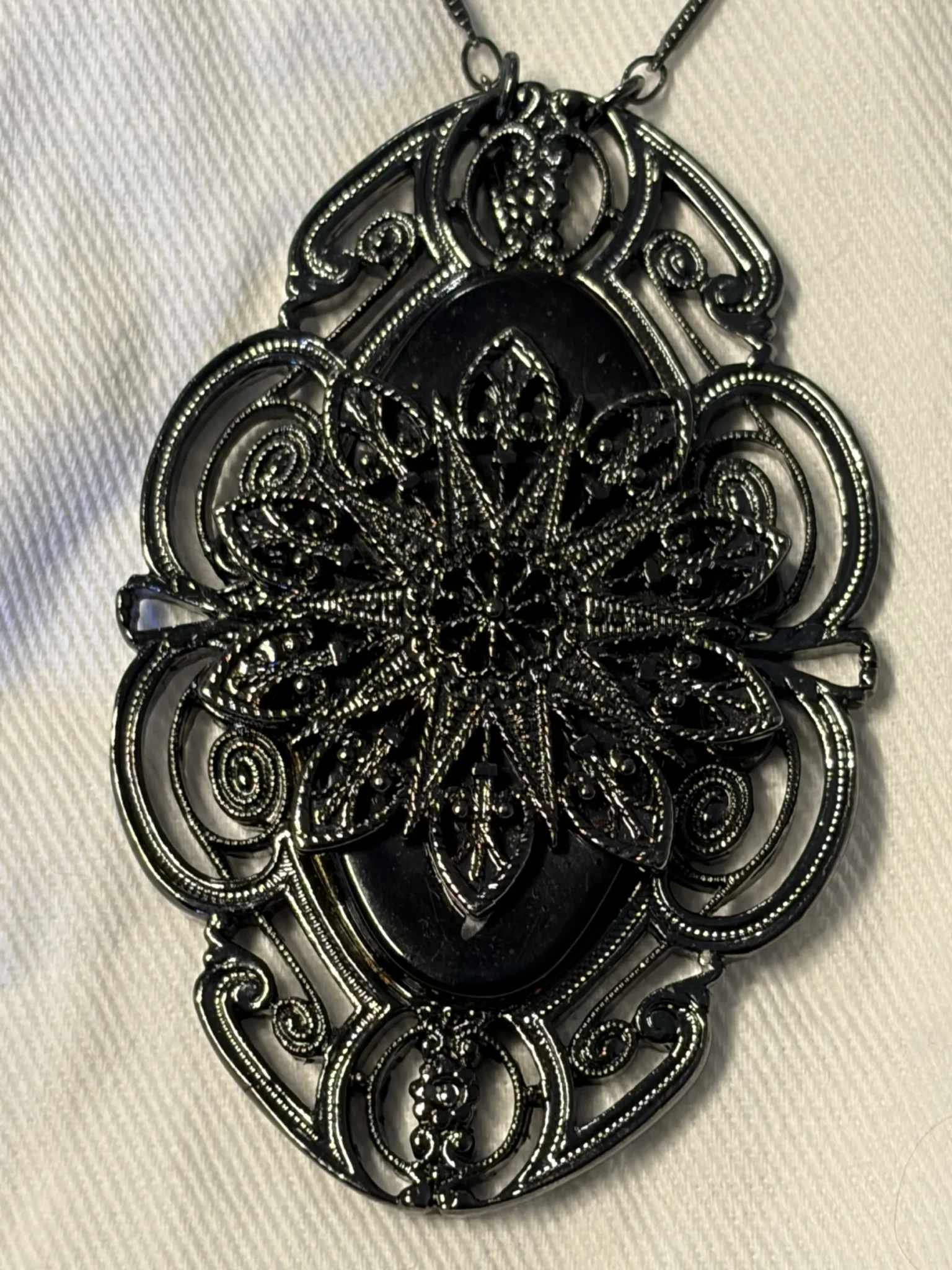 Image for Magnifique collier vintage Liz Claiborne - Médaillon filigrane noir