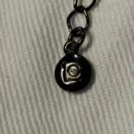 Thumbnail for Magnifique collier vintage Liz Claiborne - Médaillon filigrane noir