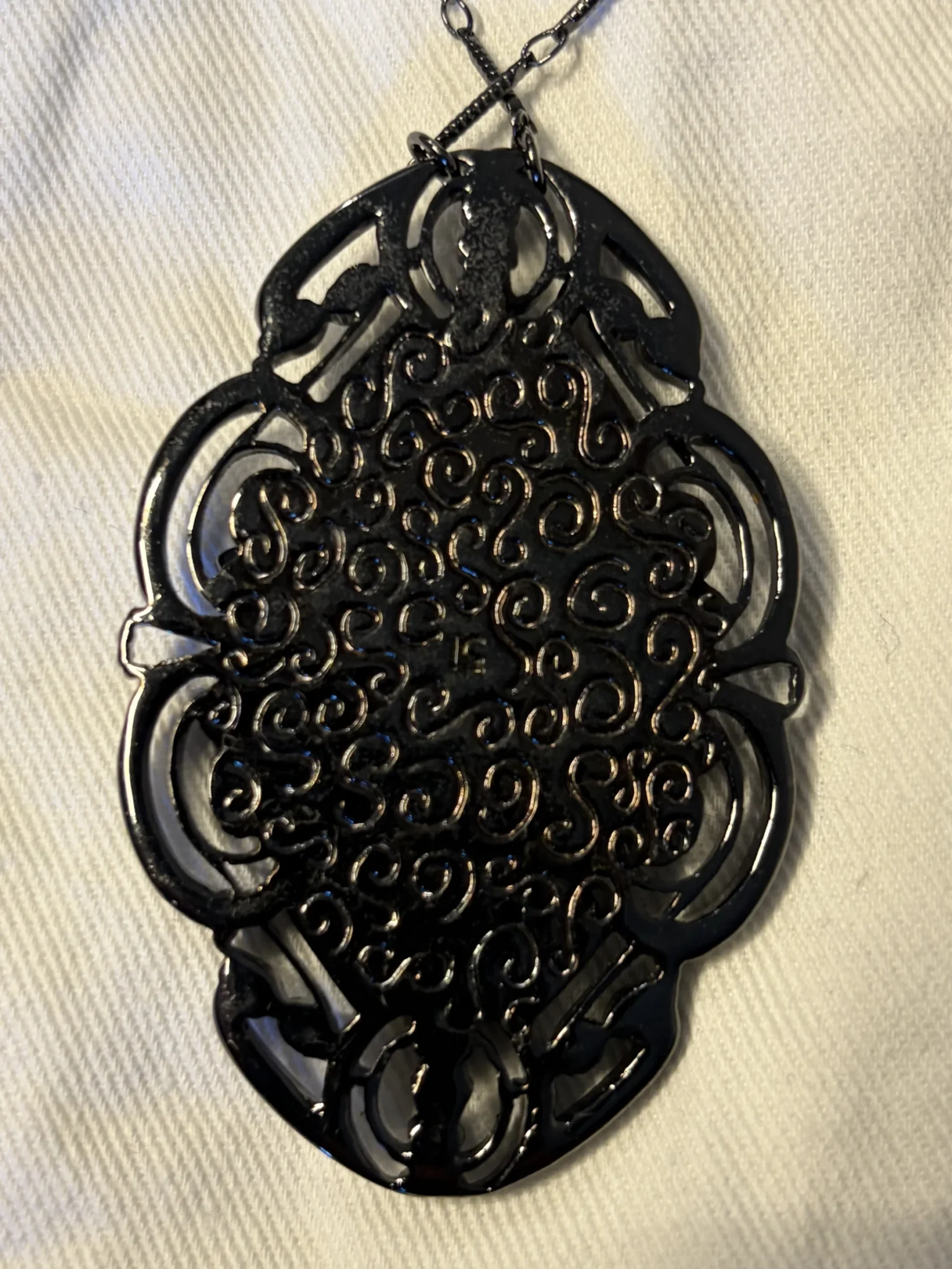 Image for Magnifique collier vintage Liz Claiborne - Médaillon filigrane noir