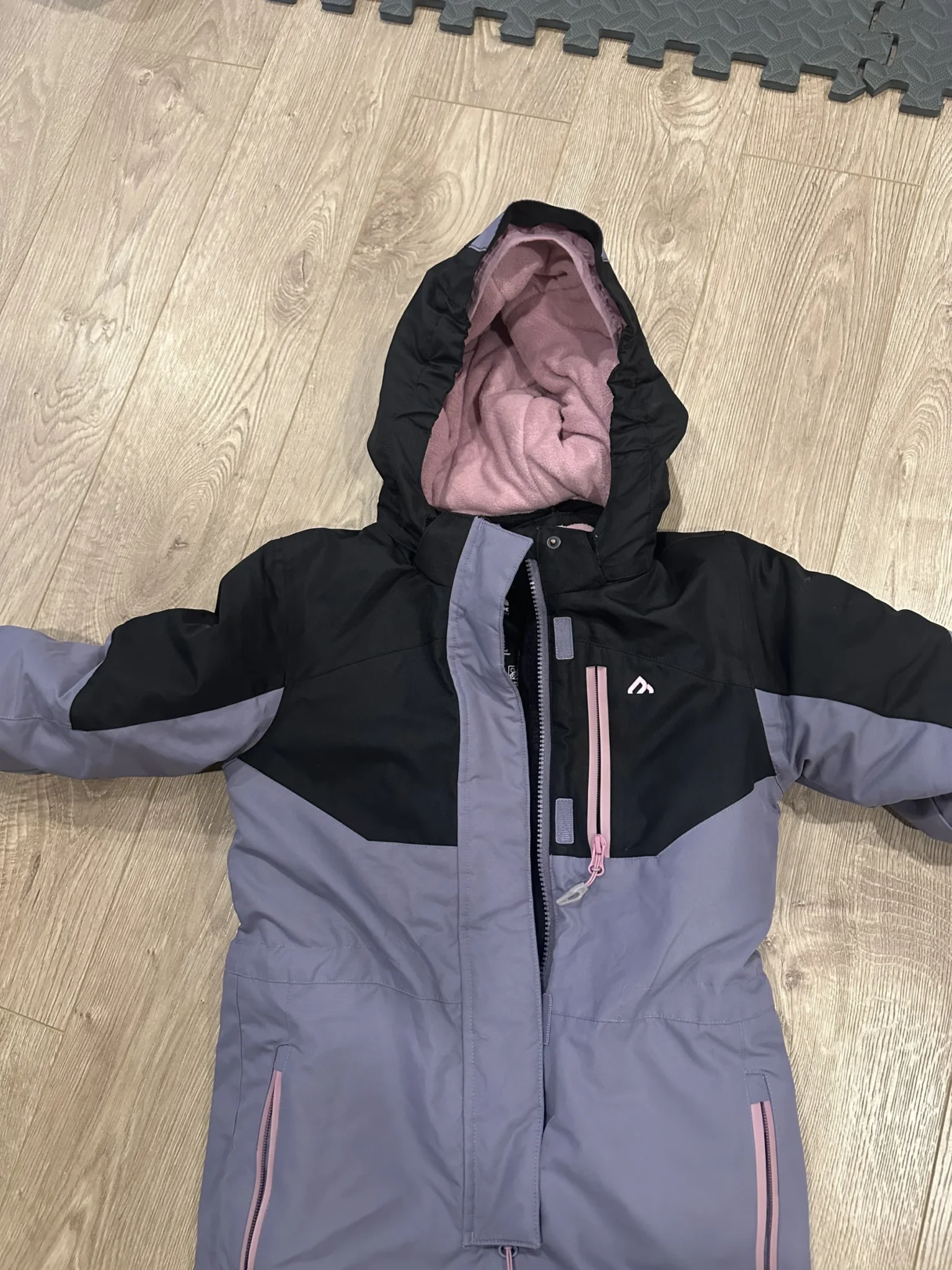 Image for Black Mountain 1-piece set