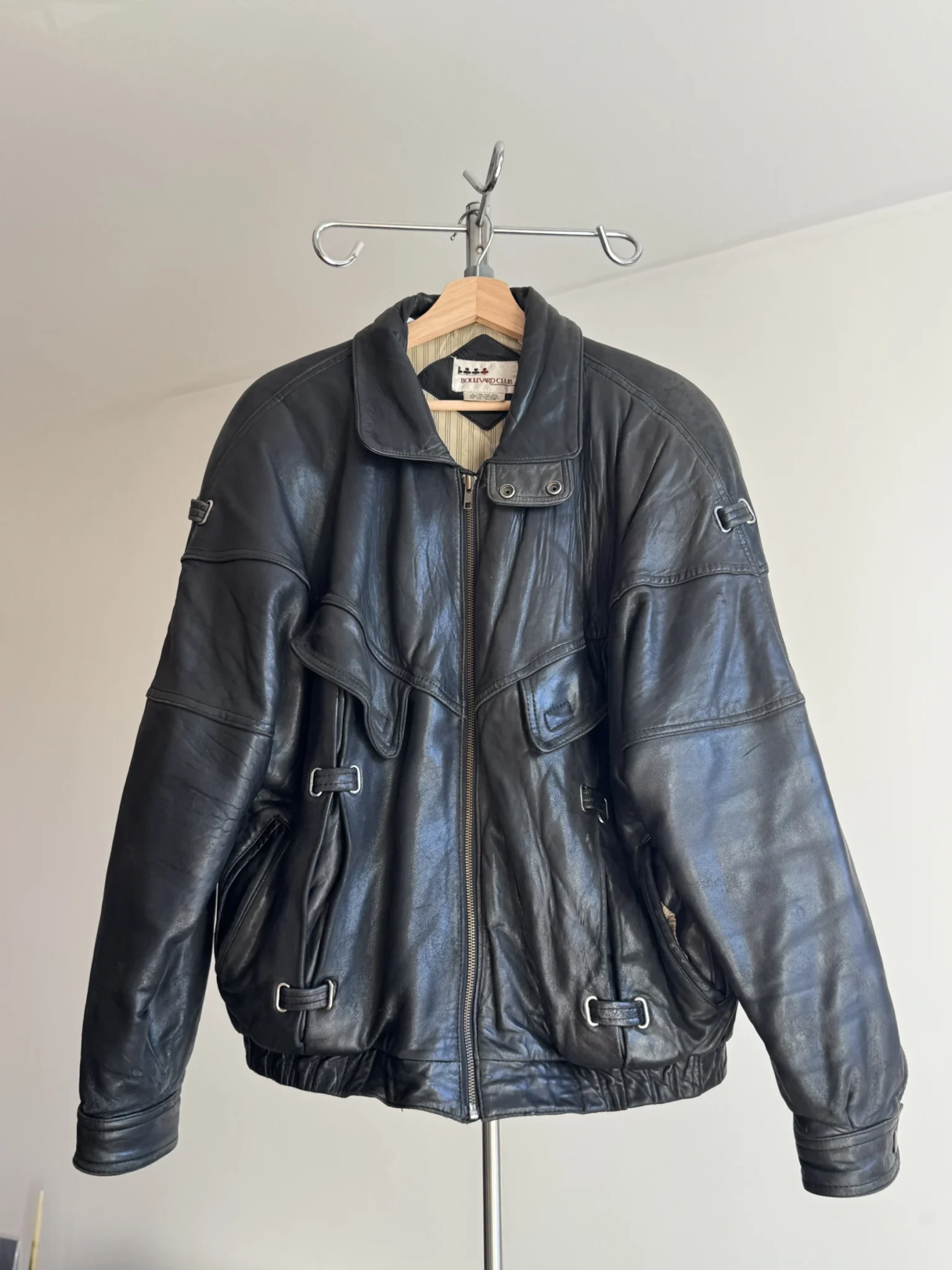 Featured image for Manteau en cuir style bomber noir – Style Rock/Grunge Vintage 80s/90s