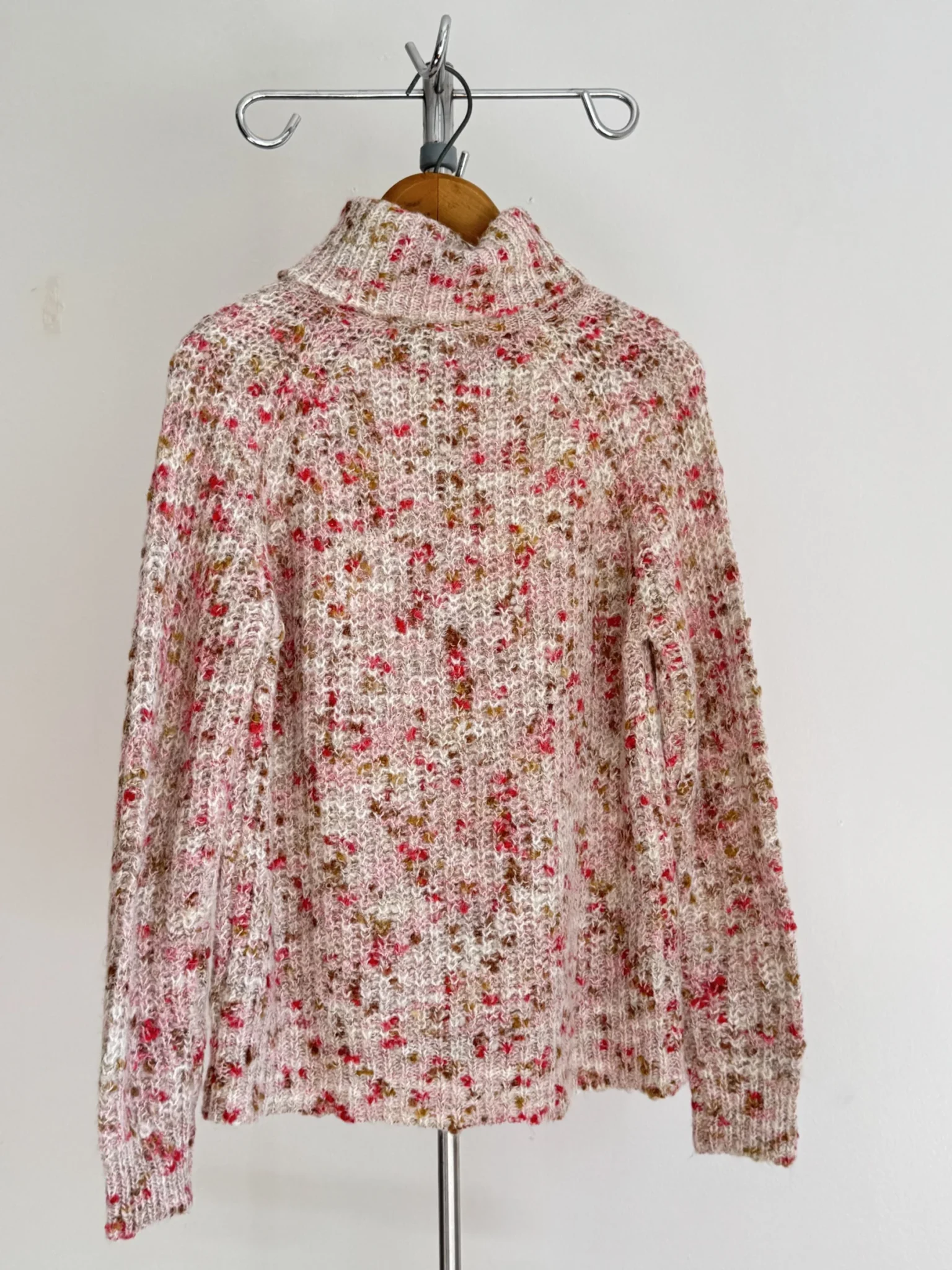 Featured image for Chandail à col roulé rose pastel et rouge en tricot texturé moucheté – Taille M