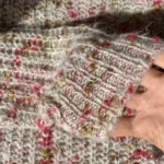 Thumbnail for Chandail à col roulé rose pastel et rouge en tricot texturé moucheté – Taille M