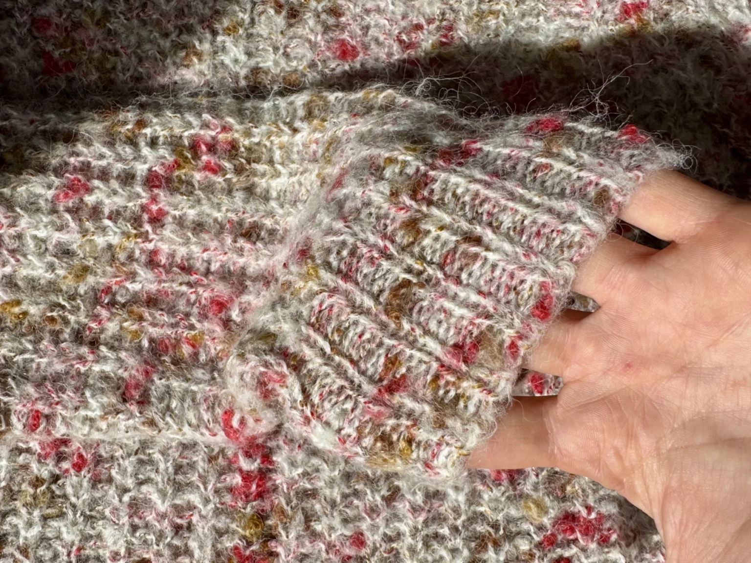 Image for Chandail à col roulé rose pastel et rouge en tricot texturé moucheté – Taille M
