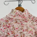 Thumbnail for Chandail à col roulé rose pastel et rouge en tricot texturé moucheté – Taille M