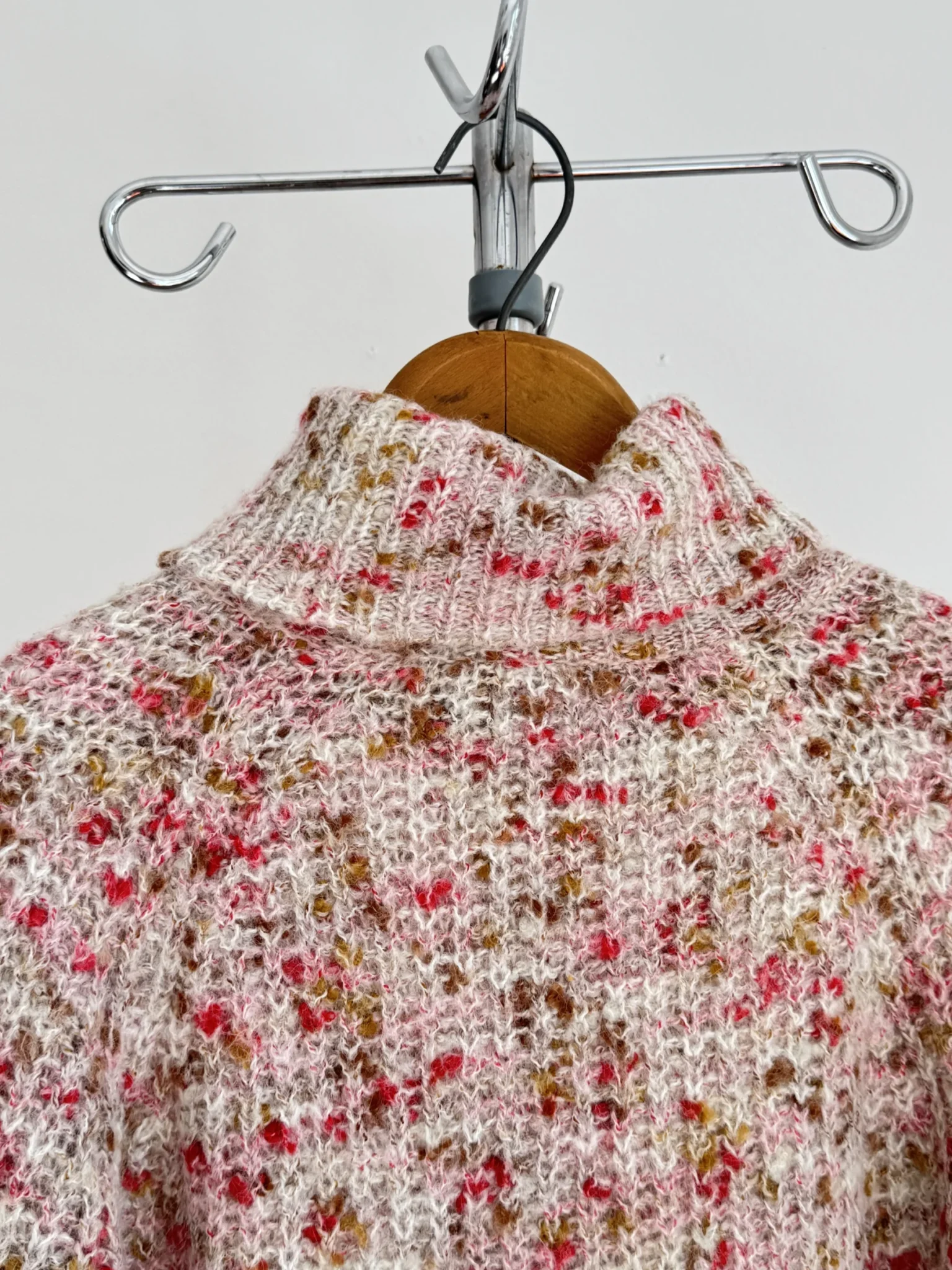 Image for Chandail à col roulé rose pastel et rouge en tricot texturé moucheté – Taille M