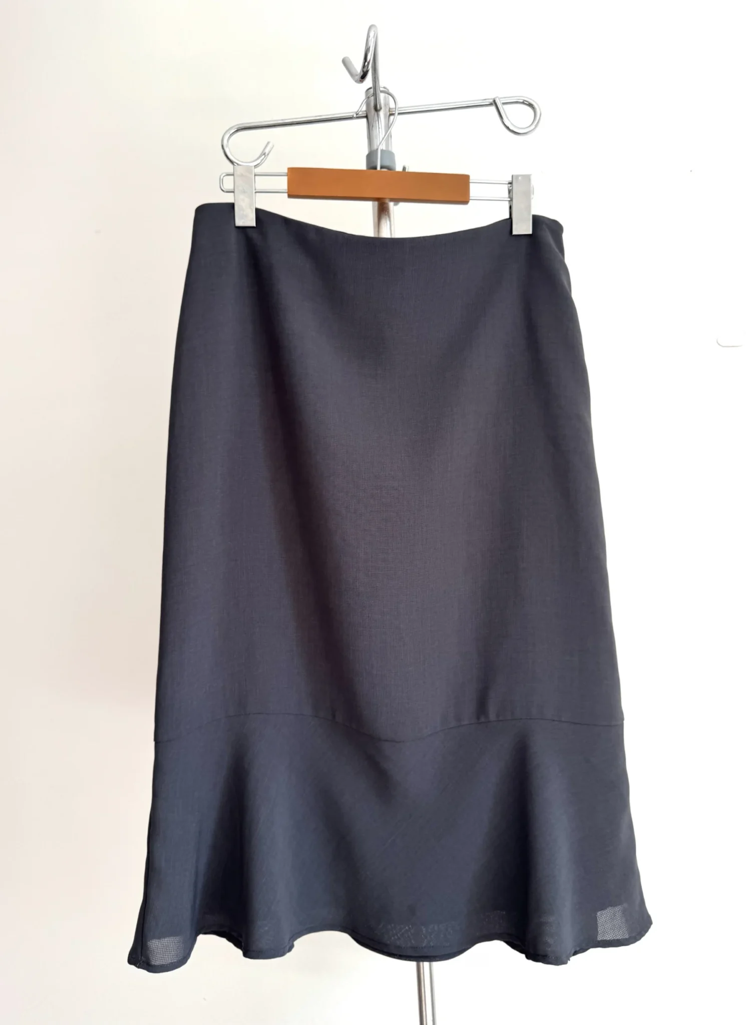 Featured image for Jupe midi grise en crêpe de chine coupe trompette et évasée  par JACOB Vintage /Y2K