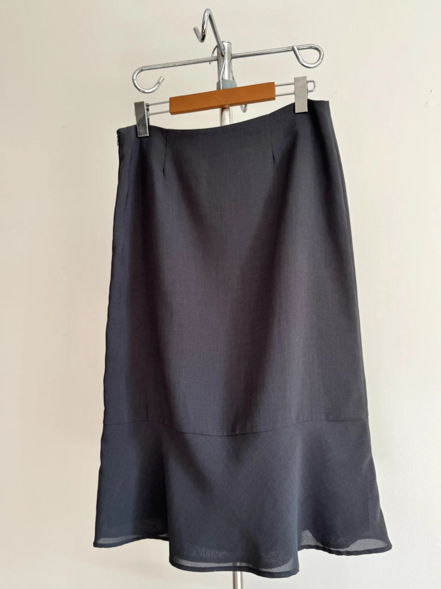 Image for Jupe midi grise en crêpe de chine coupe trompette et évasée  par JACOB Vintage /Y2K