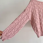 Thumbnail for Chandail  rose pastel en tricot ajouré col bateau – Taille M