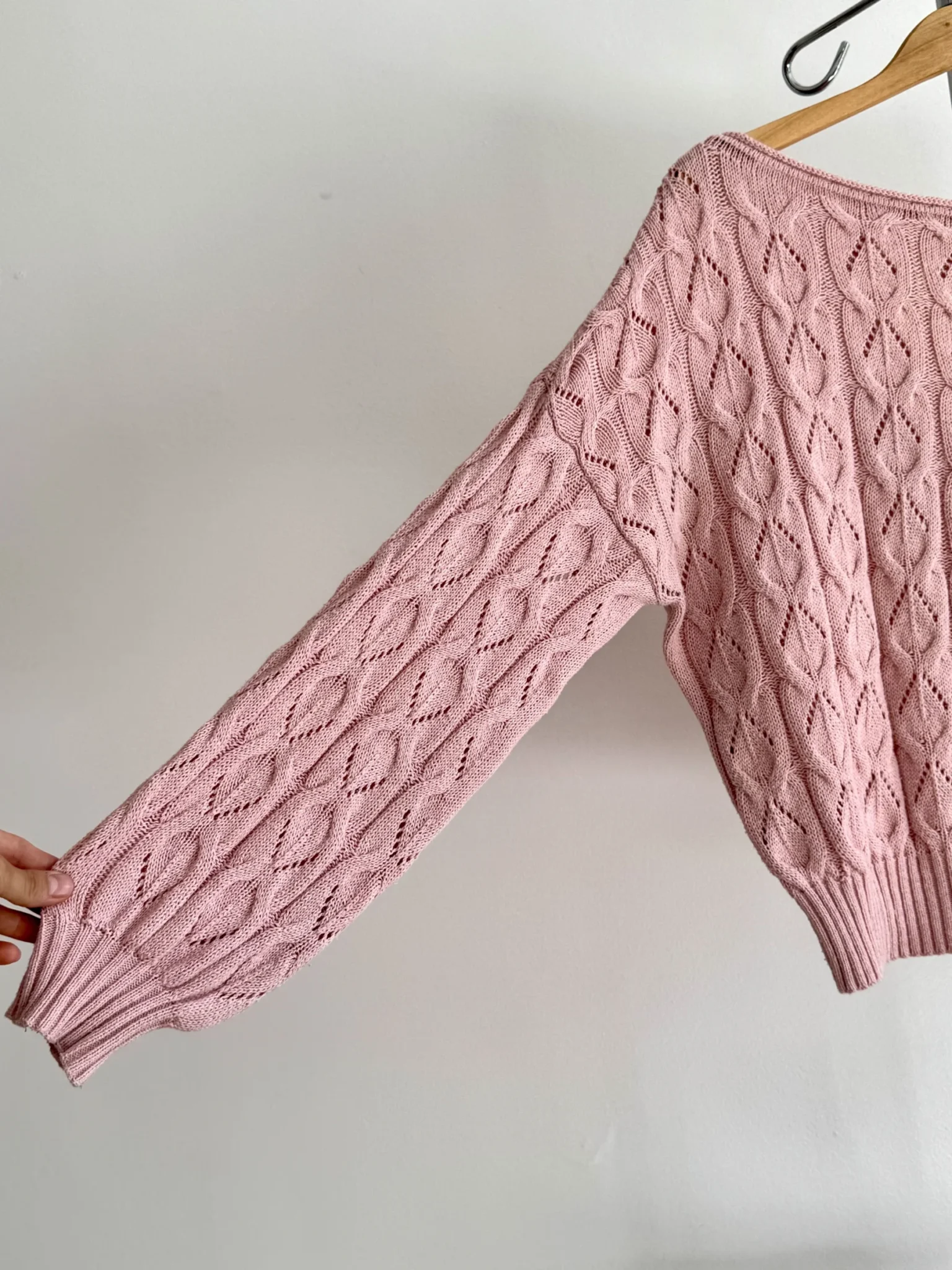 Image for Chandail  rose pastel en tricot ajouré col bateau – Taille M