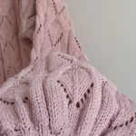 Thumbnail for Chandail  rose pastel en tricot ajouré col bateau – Taille M