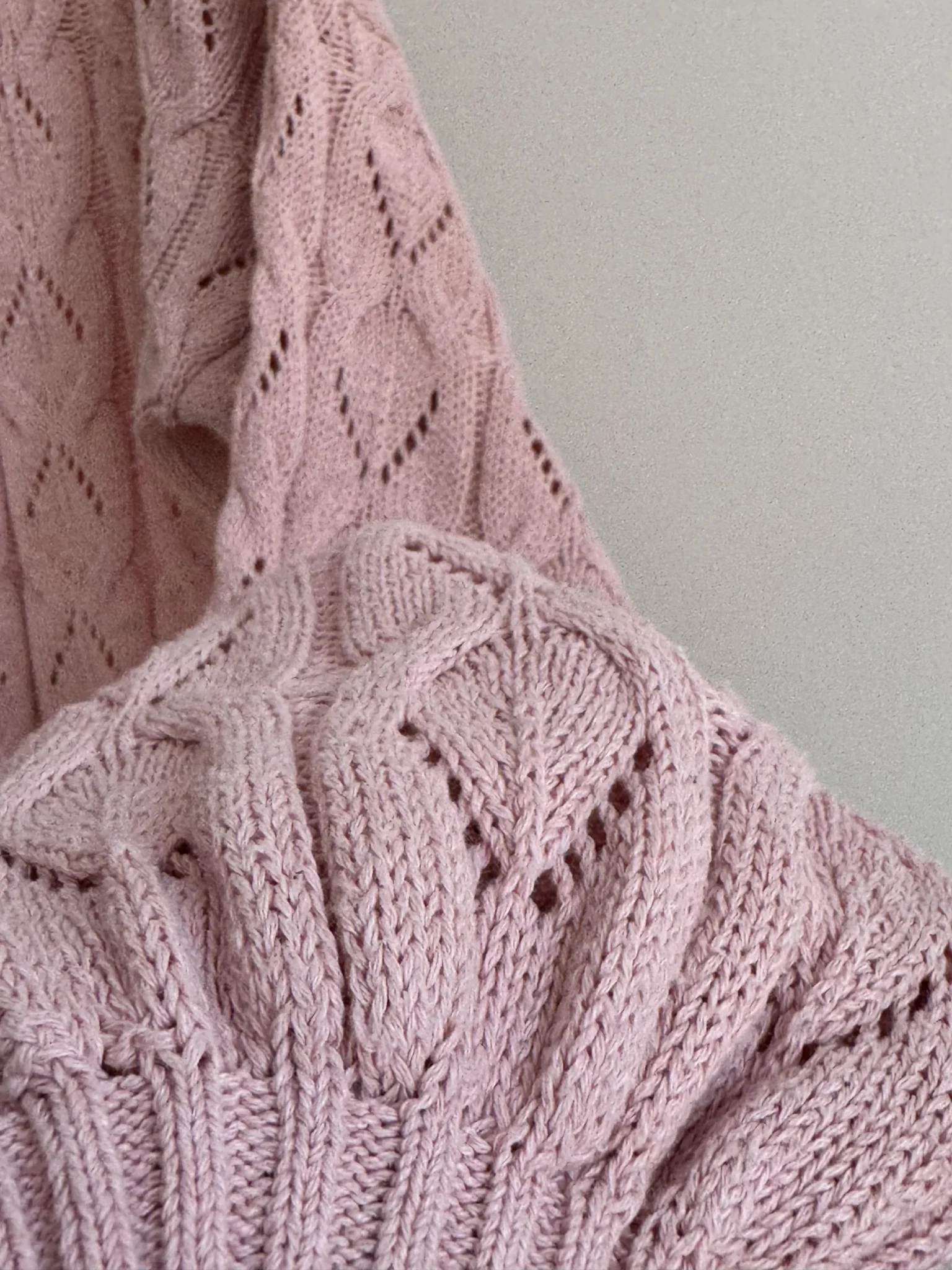 Image for Chandail  rose pastel en tricot ajouré col bateau – Taille M