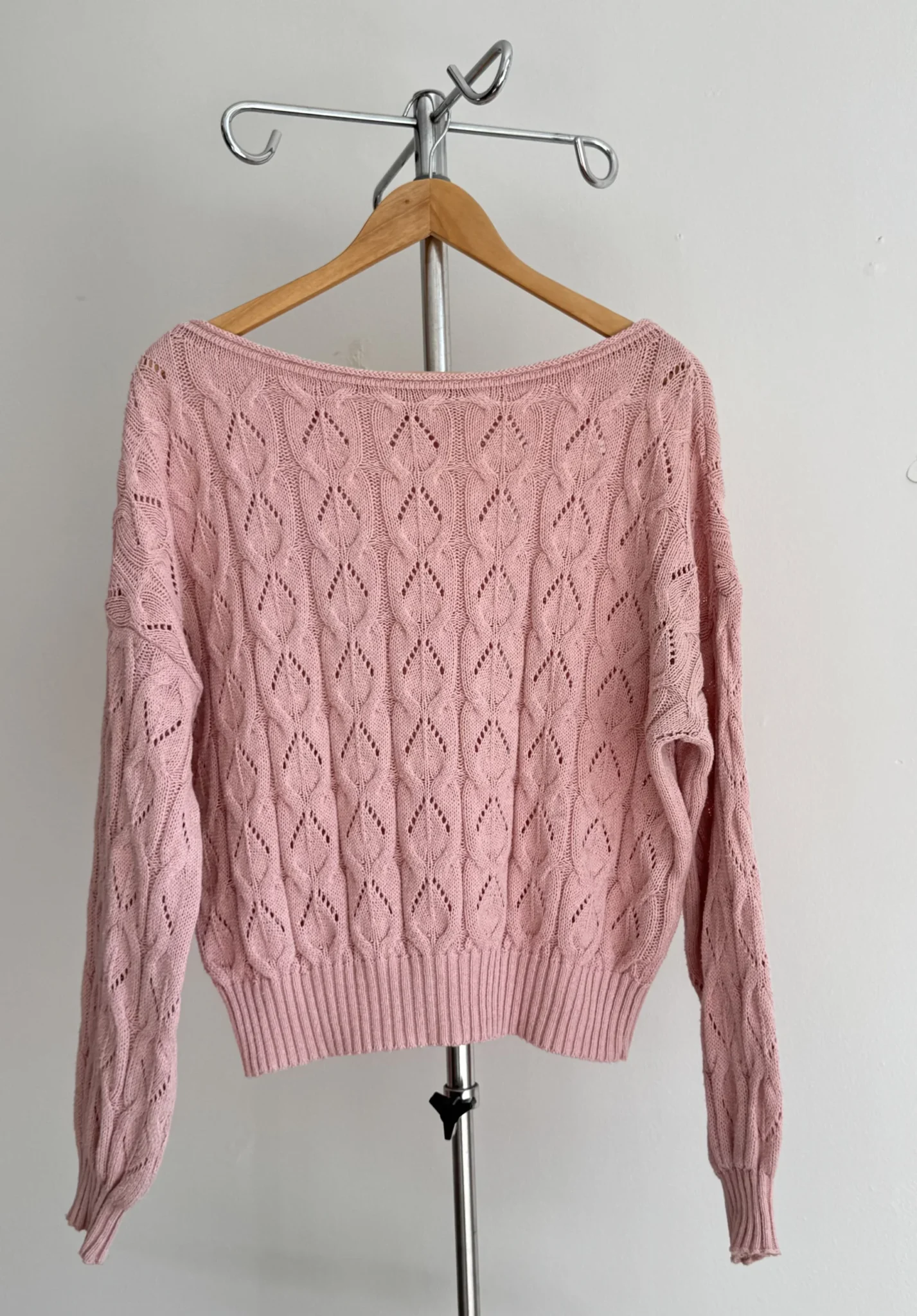 Image for Chandail  rose pastel en tricot ajouré col bateau – Taille M