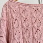Thumbnail for Chandail  rose pastel en tricot ajouré col bateau – Taille M
